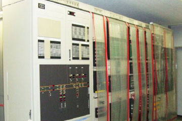 変電所の配電盤設備の据付やケーブル切替作業を行います